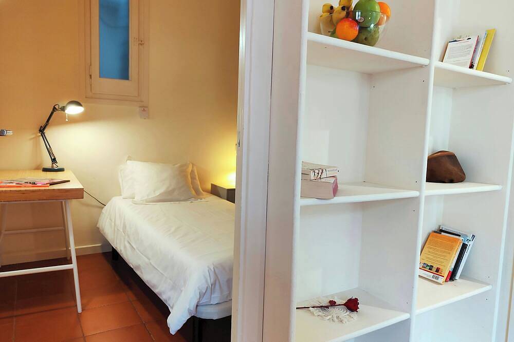 Apartamento entero, Rl Spacious 2-Bed Apt on La Rambla. Wifi &Central in Centro Barcelona, Barcelona
