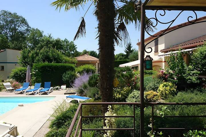 Location de vacances pour 3 personnes, avec piscine et jardin à Villaudric