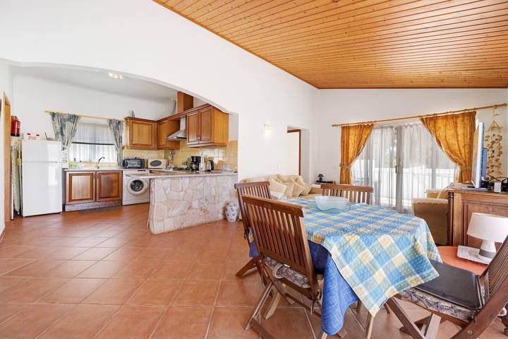 Villa 'Casa Do Poço' com terraço e Wi-Fi in Budens, Parque Natural do Sudoeste Alentejano e Costa Vicentina