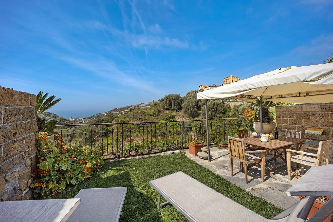 Ferienhaus Il Nido mit Meerblick, gemeinschaftlich genutztem Pool und Klimaanlage in Pompeiana, Riviera di Ponente