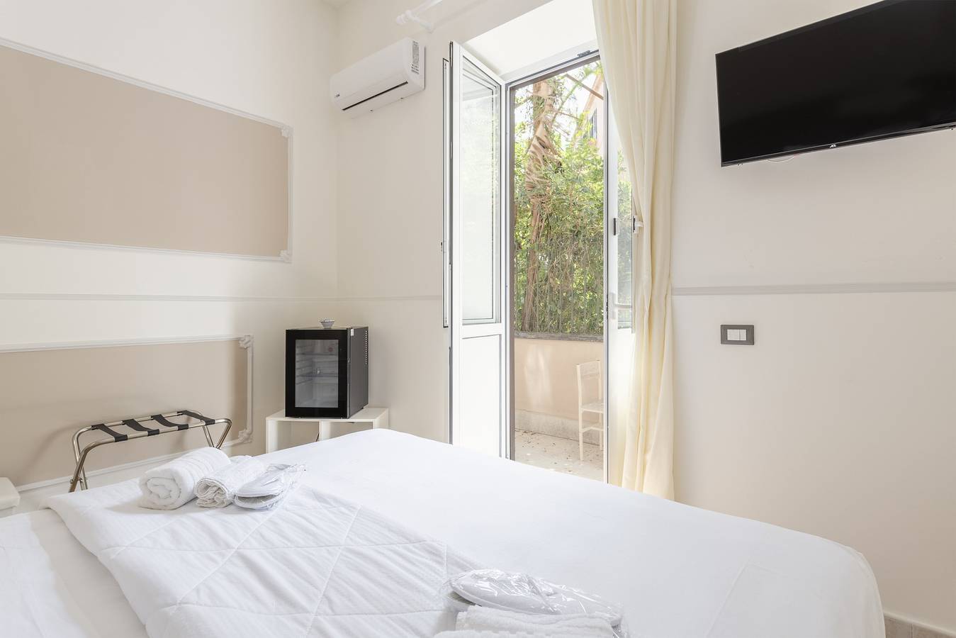 Room 'Camera 5' with Shared Terrace, Wi-Fi and Air Conditioning in Palermo, Palermo Province