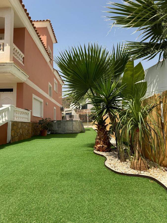 Location de vacances pour 15 personnes, avec Balcon et Terrasse ainsi que Jardin et Piscine à Calabardina