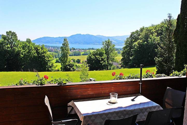 Ferienwohnung für 4 Personen, mit Balkon und Garten sowie Ausblick und Seeblick in Straß im Attergau