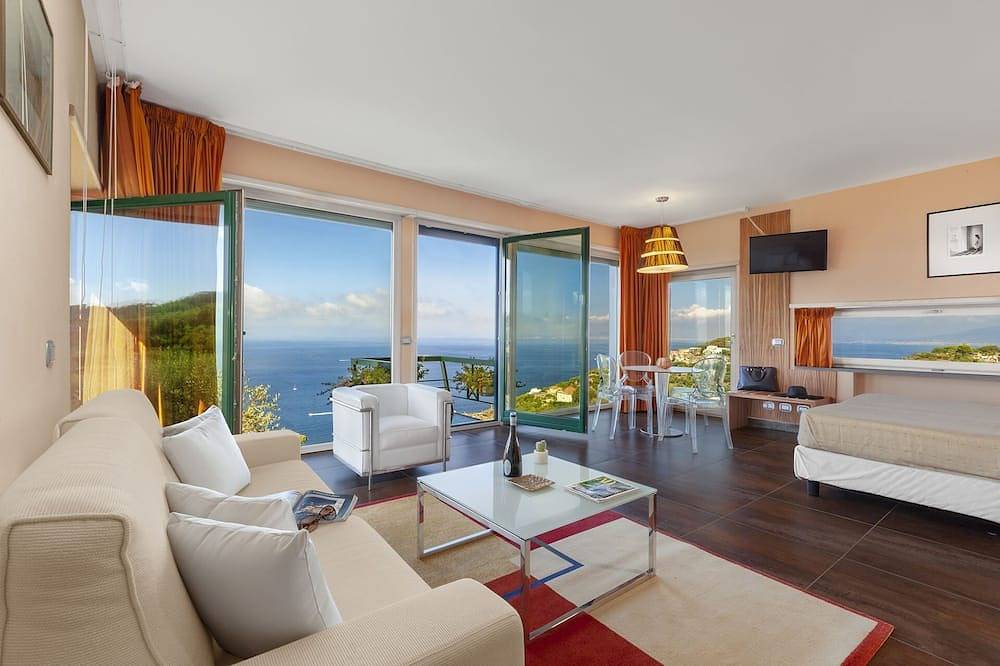 Luxury villa with marvellous terrace overlooking the sea in Massa Lubrense, Provincia de Nápoles