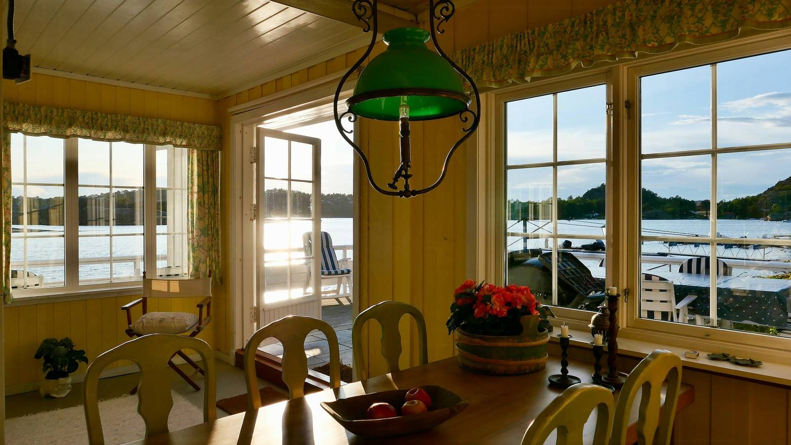 Hütte am Wasser mit Sonnenuntergang und Steg in Sandefjord