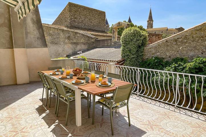 Villa De La Cloche by Villa Plus in Pouzolles, Costa mediterránea (Francia)