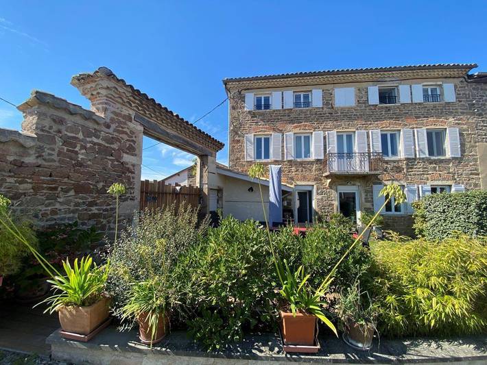 Gîte pour 11 personnes, avec terrasse ainsi que jardin et sauna, animaux acceptés à Saint-Étienne-des-Oullières