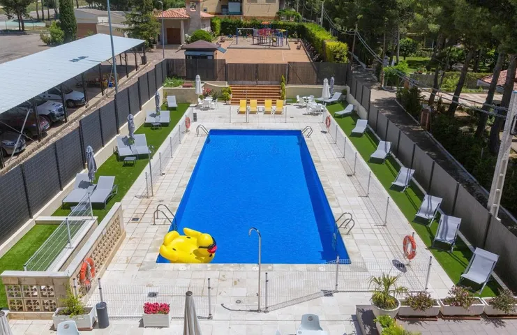 Hotel para 3 personas, con piscina además de piscina para niños y jardín - 1