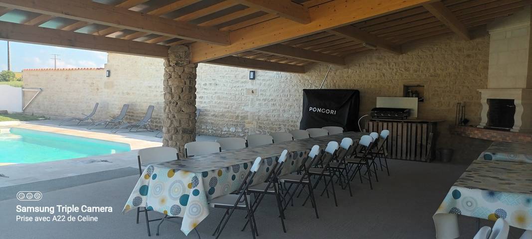 Gîte pour 15 personnes, avec terrasse ainsi que jardin et piscine en Charente-Maritime - 4