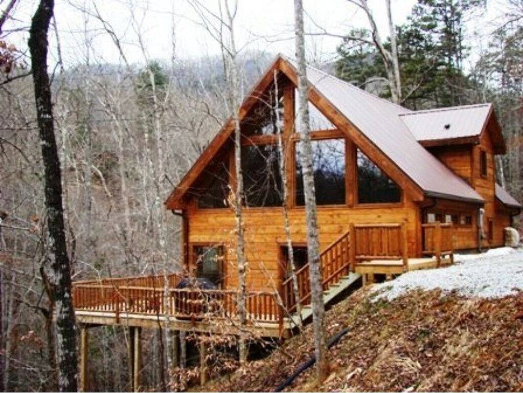 Experience mountain serenity at White Tail Hollow in Almond (North Carolina), Fontana Lake