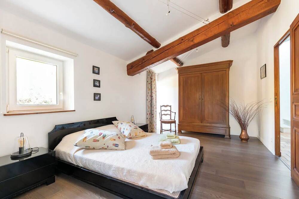 Provencal house with large garden and swimming pool. in Cadenet, Parc naturel régional du Luberon