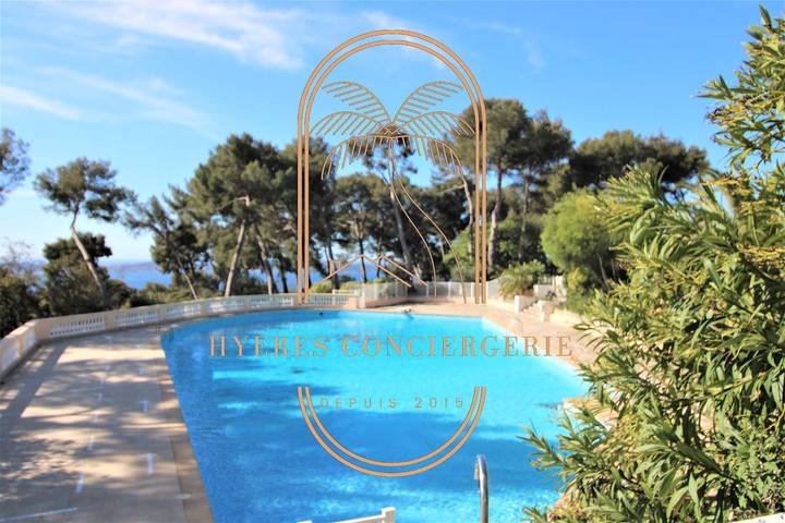 Gîte pour 6 personnes, avec Balcon ainsi que Terrasse et Piscine dans Plage Font Brun Carqueiranne - 2