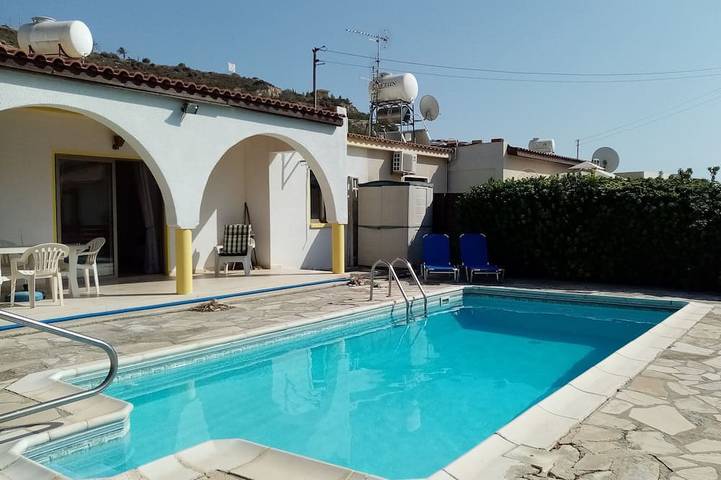 Location de vacances pour 4 personnes, avec terrasse et jardin dans Πισσούρι