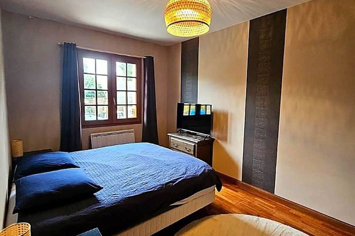 Villa for 16 people with a pool, hot tub, pool table, foosball table, pinball machine, ping-pong table, and barbecue in Corbeil-Essonnes, Essonne