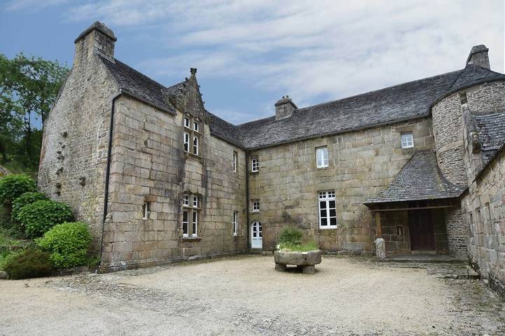Location de vacances pour 14 personnes, avec piscine ainsi que jardin et terrasse à Plourin-lès-Morlaix