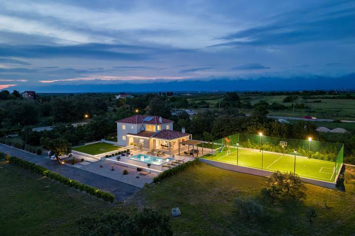 Villa voor 10 personen, with Balkon and Terras as well as Tuin in Zadar