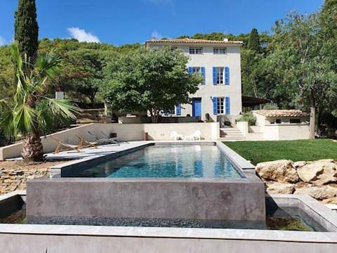 Villa pour 14 personnes, avec jardin ainsi que piscine et vue, animaux acceptés à Saint-Cyr-sur-Mer