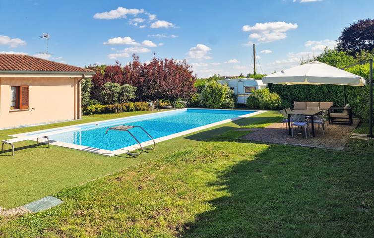 Appartamento intero, Spazioso appartamento con 2 camere da letto, piscina e terrazza vicino al Lago di Alserio in Merone, Brianza