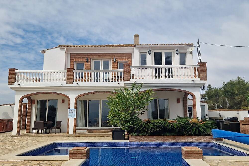 Lovely family villa overlooking Lake and Mountains 15 mins from Coast in Viñuela, Málaga Province