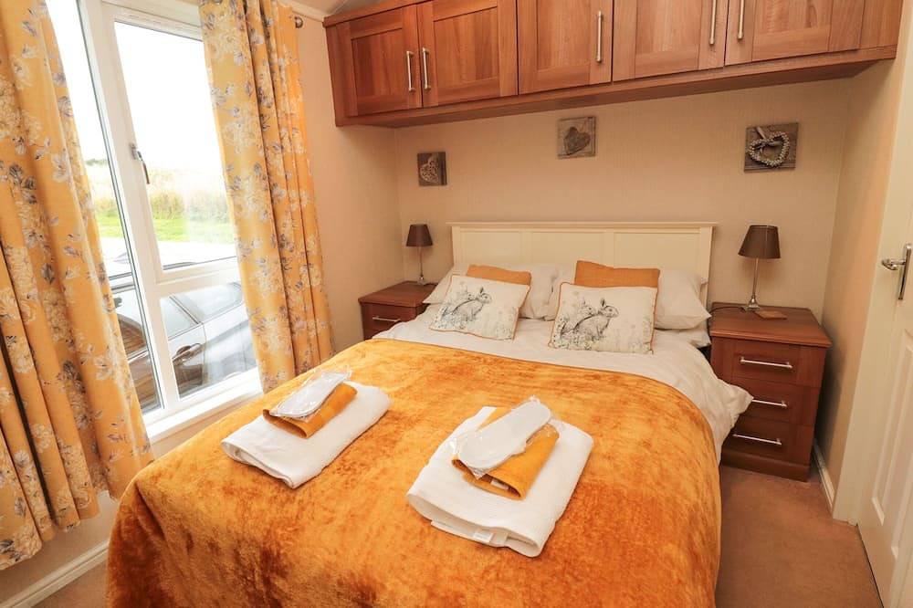 Number 43 Burnside Lodge, pet friendly, with hot tub in Felton in Northumberland