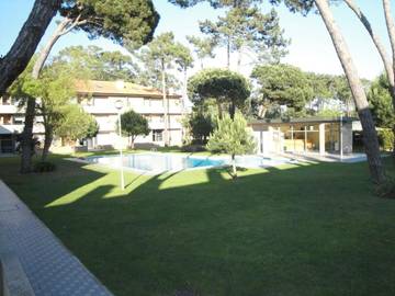 Location de vacances pour 8 personnes, avec piscine et jardin dans Fão