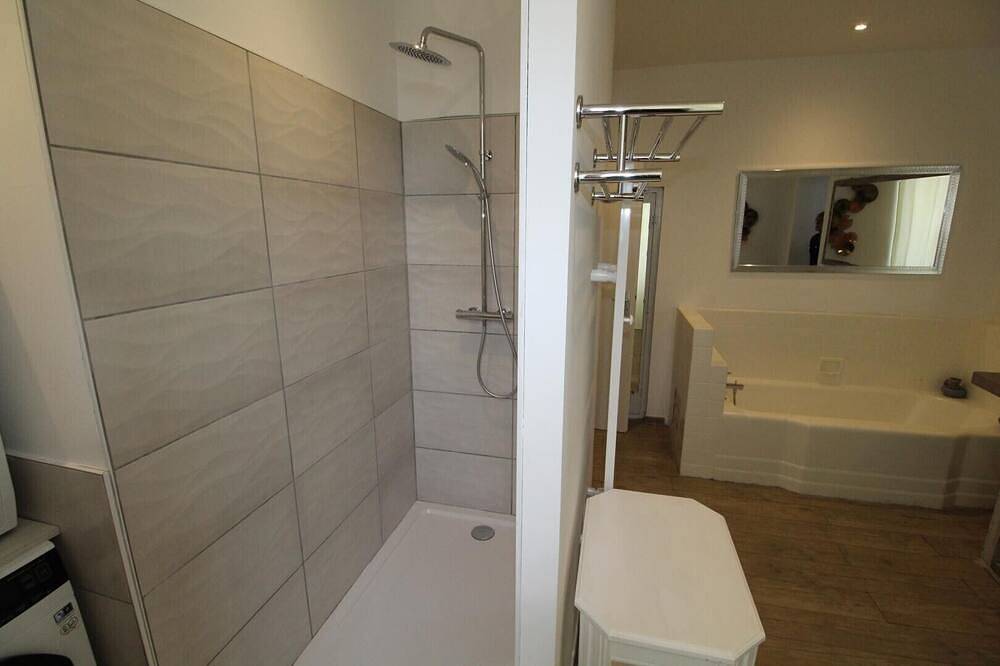 Guest Room \"Jade\" with Shared Pool, Wi-Fi, and Air Conditioning in Saint-Alban-Auriolles, Ardèche