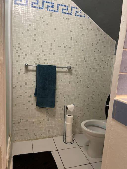 Appartement entier, Grand studio avec piscine au coeur du village in Le Puy-Sainte-Réparade, Région d'Aix-en-Provence
