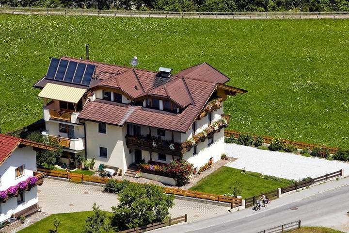 Ferienwohnung für 4 Personen, mit Balkon und Ausblick sowie Garten, kinderfreundlich in Neustift im Stubaital - 2