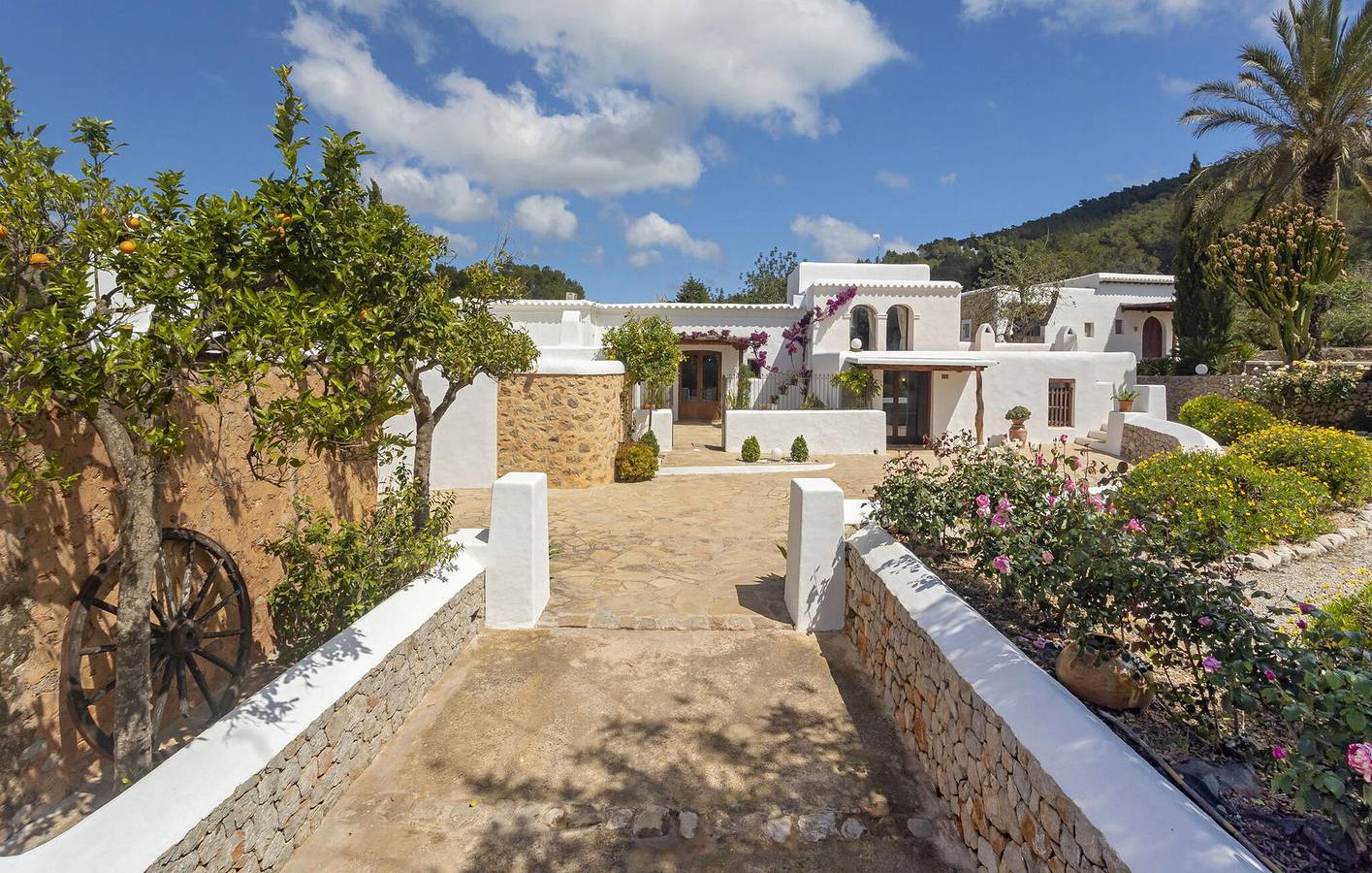 Schickes Apartment mit Terrasse, Pool und Parkplatz in St Llorenc de Balafia, Sant Joan de Labritja