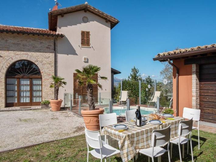 Location de vacances pour 3 personnes, avec piscine ainsi que terrasse et jardin à Sant'Angelo in Vado - 2