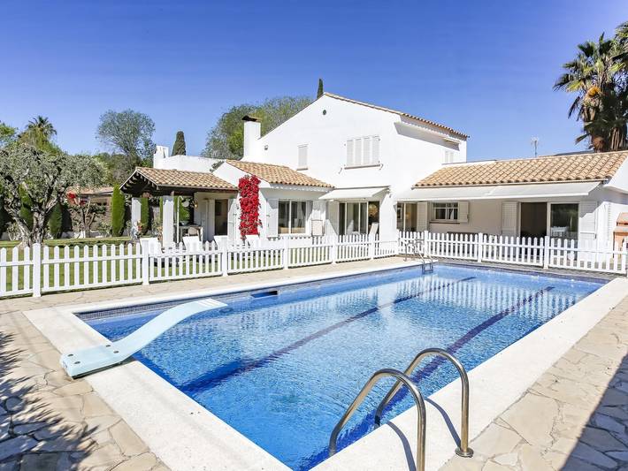 A solo 10 minutos de Sitges, casa independiente con jardín y piscina privados in San Pedro de Ribas, Garraf