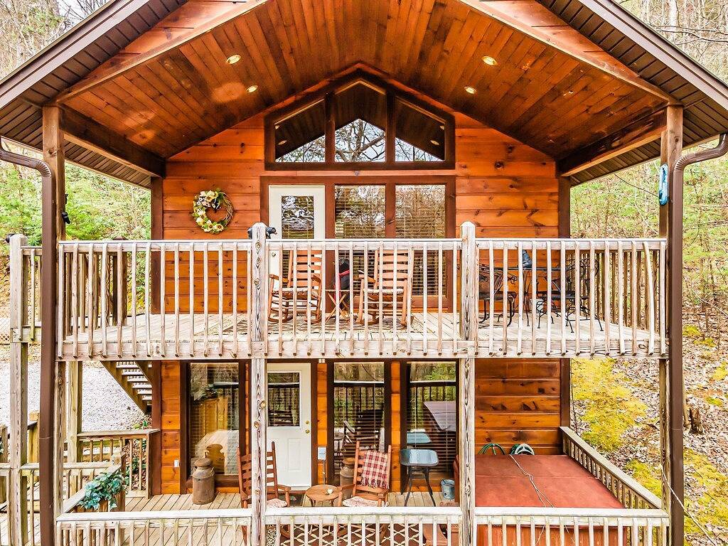 Log Cabin for 4 Guests in Wears Valley, Sevier County