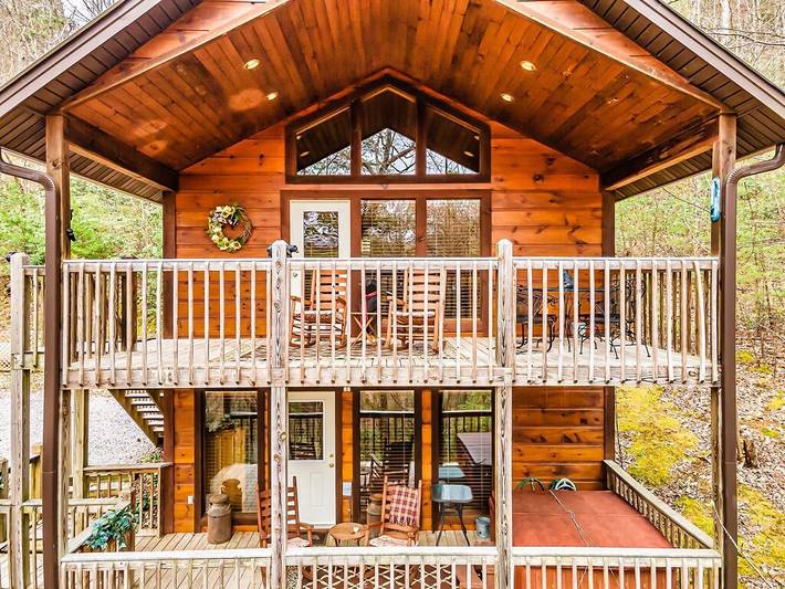 Log cabin for 4 people, with pool in Wears Valley