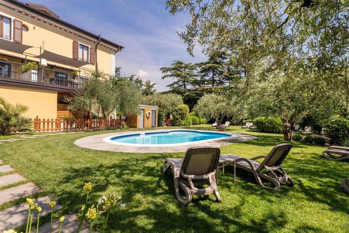 Appart’hôtel pour 4 personnes, avec vue ainsi que jardin et piscine, animaux acceptés