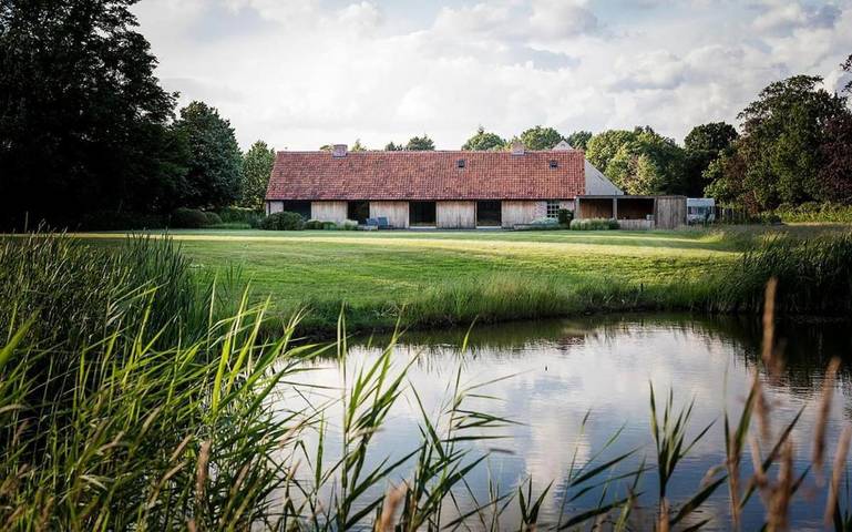 Location de vacances pour 2 personnes, avec terrasse et jardin ainsi que vue et piscine à Turnhout