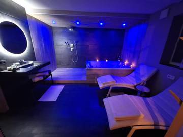 Gîte pour 2 personnes, avec terrasse ainsi que sauna et jacuzzi à Beauraing
