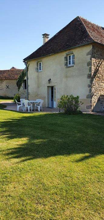 Gîte pour 4 personnes, avec vue et jardin à Lormes