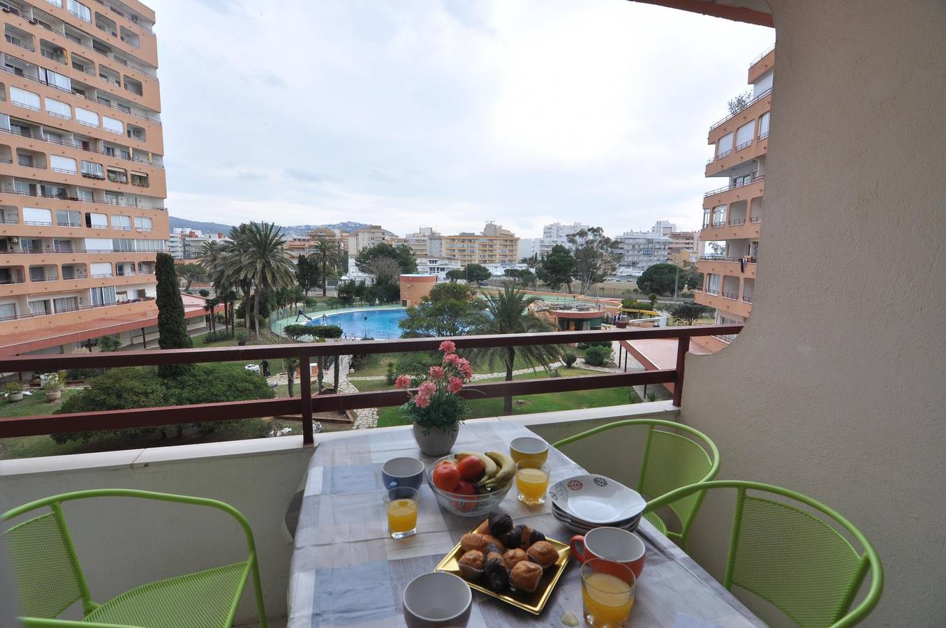 Estudio entero, ¡Encantador estudio en alquiler en Roses, Costa Brava! Capacidad para 4 personas, comodidades modernas, piscina, Wi-Fi gratuito, cerca de la playa. ¡Reserva ahora! in Santa Margarida, Roses