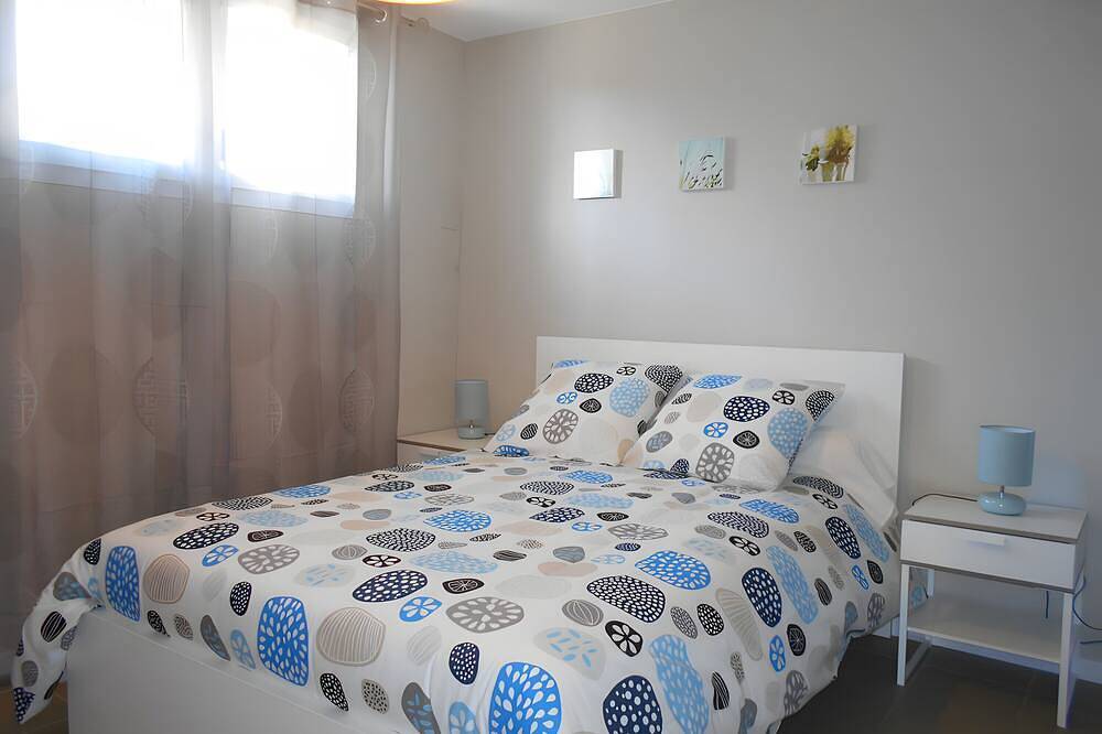 Entire apartment, Apartment 'La Vie Est Belle' with Shared Pool, Wi-Fi and Air Conditioning in Meynes, Nimes region