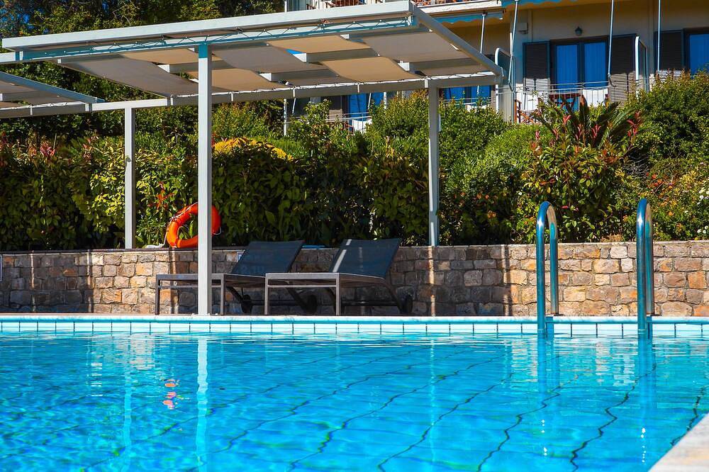 Ganze Wohnung, 5 minutes walk from beach cozy Studio w/ pool and views of Navarino Bay. in Messenien