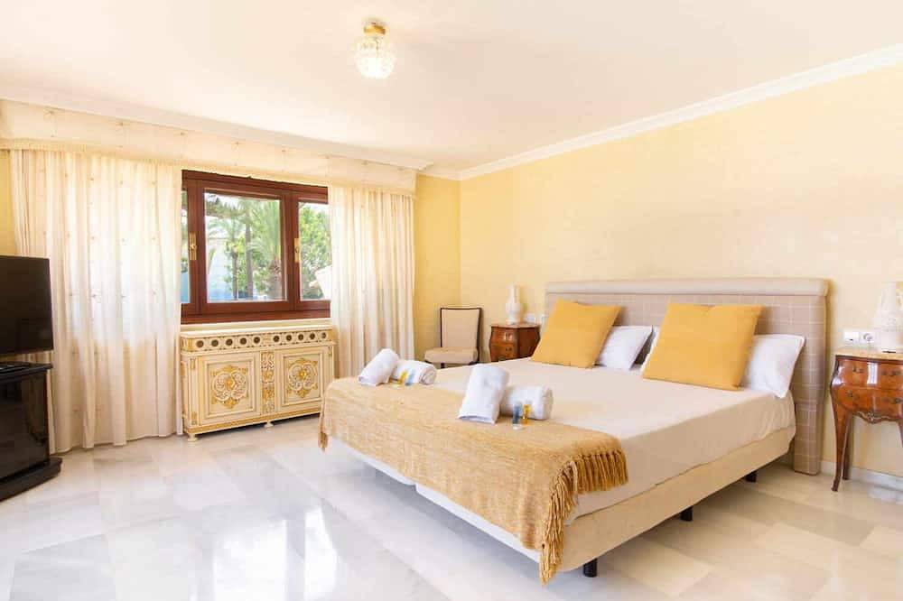 Castle Beach House. Luxury beachfront villa in Playa del Castillo (Fuengirola), Fuengirola