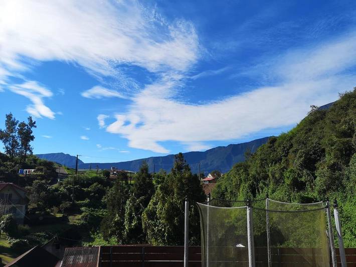 Location de vacances pour 3 personnes, avec vue ainsi que jardin et terrasse à Salazie - 2