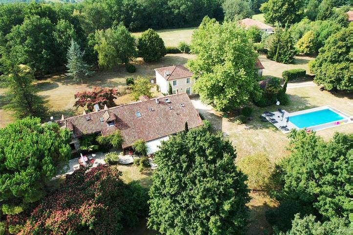 Gîte pour 17 personnes, avec Piscine à Saint-Félix-de-Bourdeilles