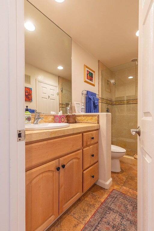 Ganze Wohnung, Oceanfront Condo on Sand, Walk to Carlsbad Village in Carlsbad, San Diego County