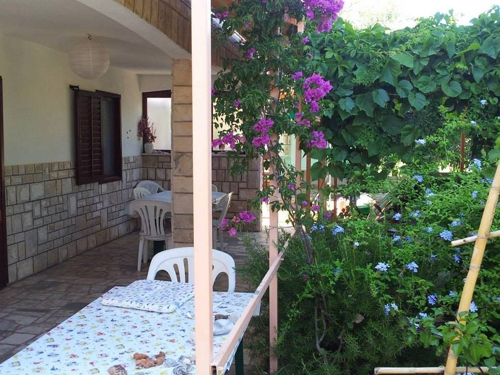 Ganze Wohnung, 2-Zimmer-Ferienwohnung mit Terrasse und Meerblick Rukavac, Vis A-13337-b in Rukavac, Split-Dalmatien