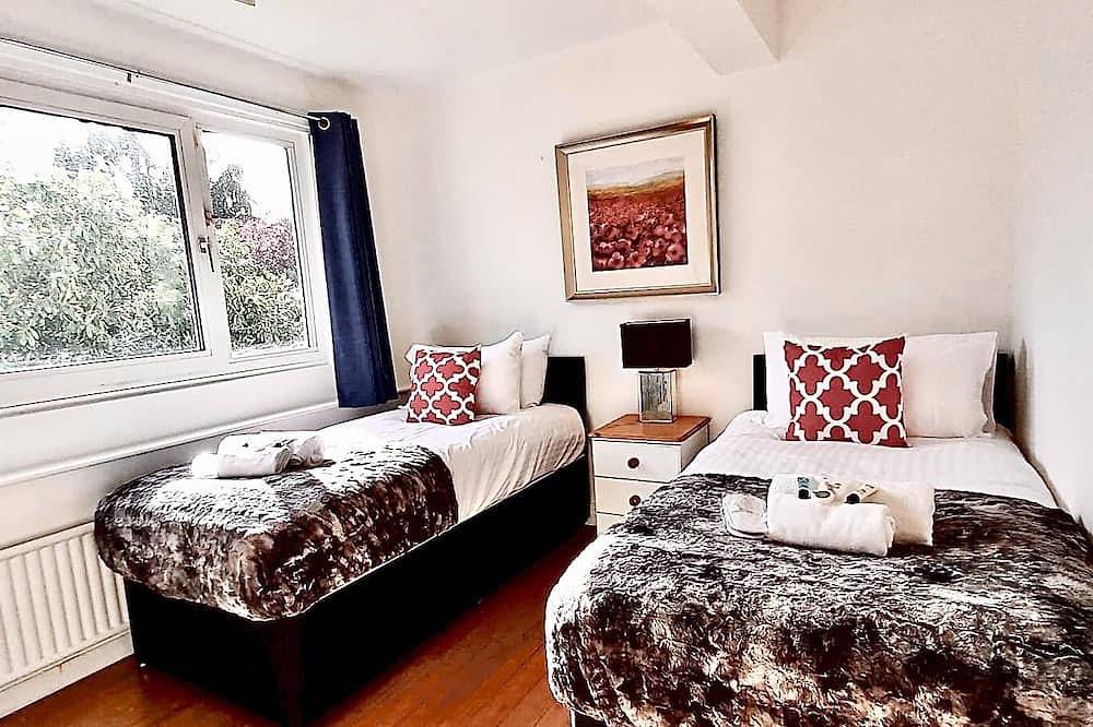 Cambridge Premium Luxury 4 Bedroom Large House with Parking| 5 mins to River Cam in Cambridge, Cambridgeshire