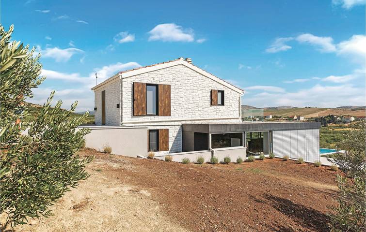 Urlaub am Meer: Gemütliche 2-Zimmer-Wohnung mit Pool und Terrasse, 1 km von der Küste entfernt in Šibenik-Knin