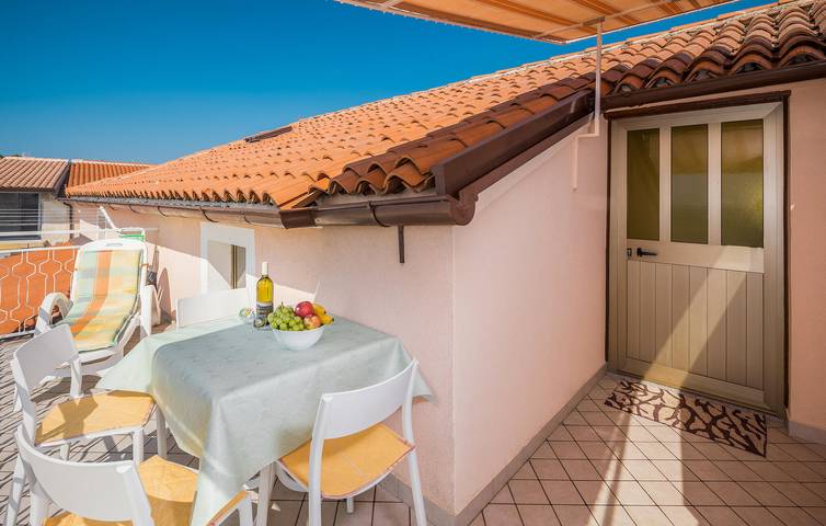 Ganze Ferienwohnung, Urlaub am Meer: Modernes Apartment mit Terrasse und Parkplatz, 200 m vom Strand entfernt in plaža Zambratija, Zambratija