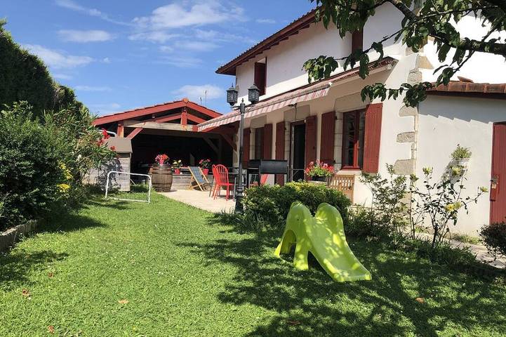 Location de vacances pour 8 personnes, avec Terrasse et Jardin à Briscous