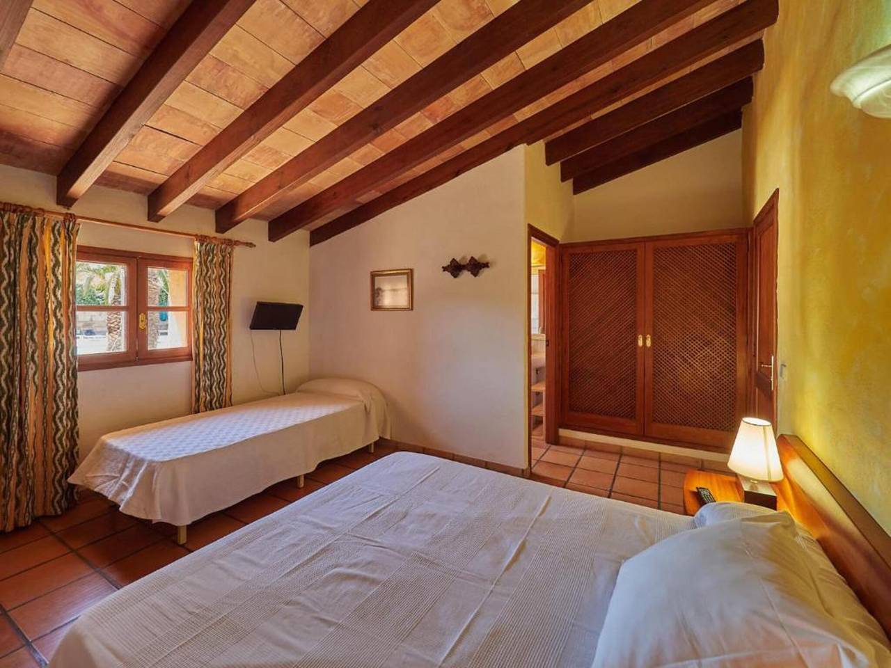 Habitación Triple con piscina compartida, Wi-Fi y aire acondicionado in Sineu, Interior de Mallorca
